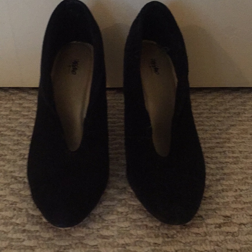 Yummy Black Suede Pumps With Lapel-Like Detail!